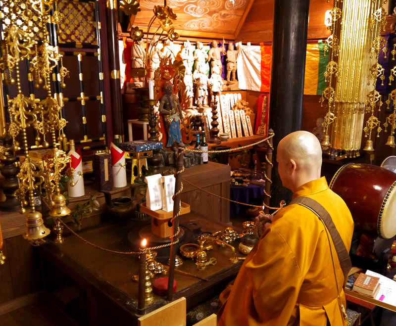 本堂での供養風景